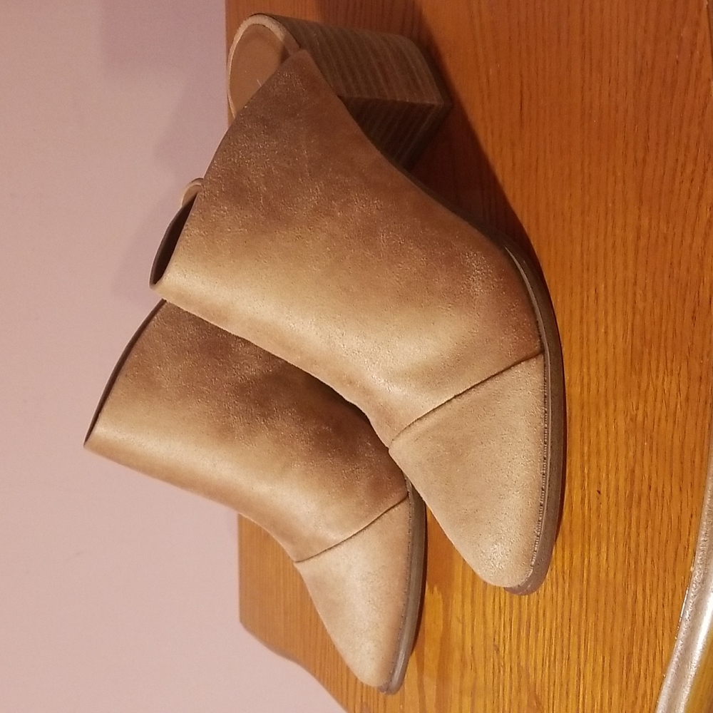 Womans shoes.  Size 7.5
